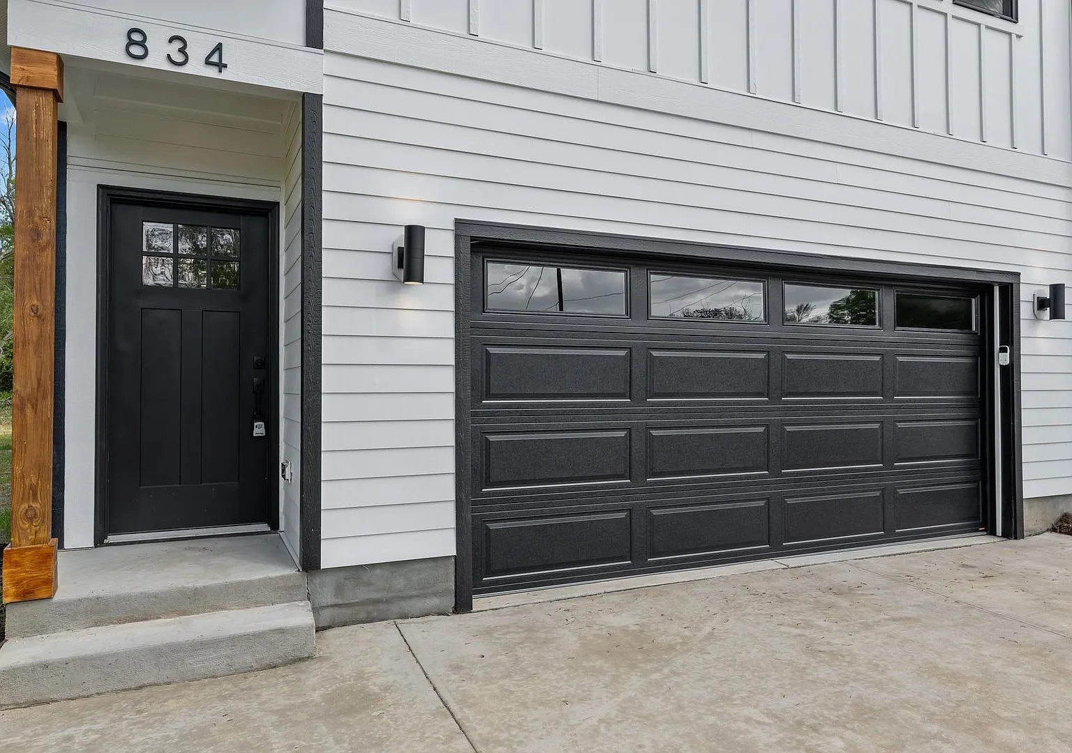 Elegant Townhome with private balcony — Photo 1