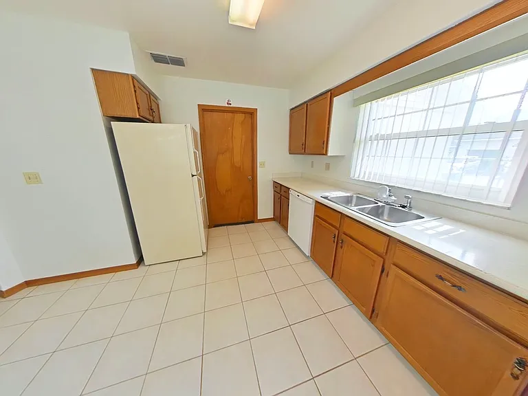 1423 Disston Ave — Photo 2