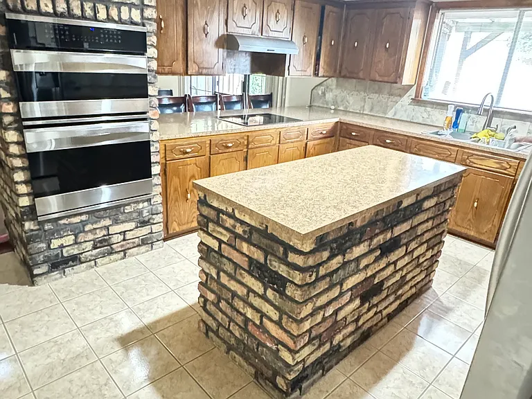 Kitchen with microwave/oven combo