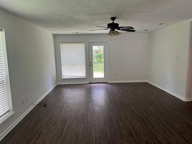 1037 Yupon St — Photo 3