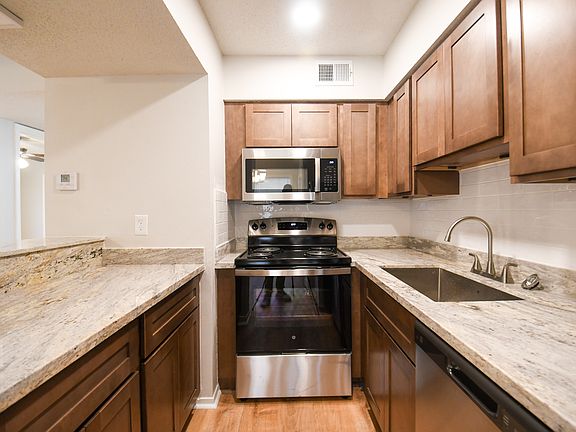 5th image of 2113 N Woodlawn Ave APT C