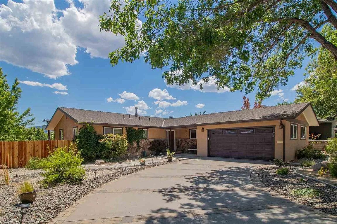 470 Sunnyside Dr photo 1