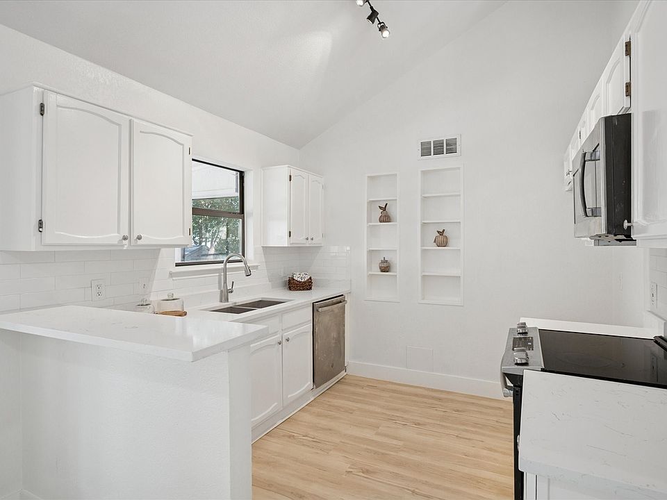 1st image of 1020 W Hills Ter