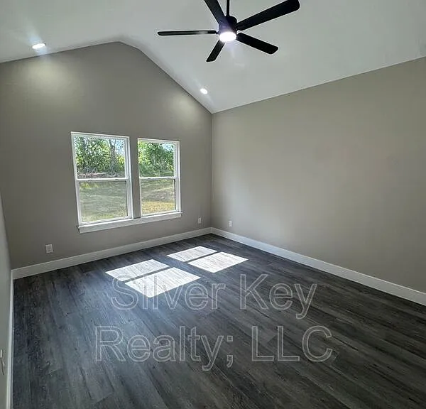920 Stratford Ave — Photo 17
