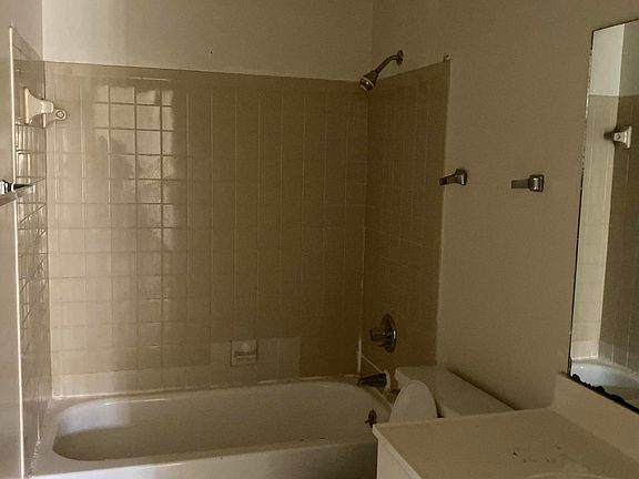 5th image of 4000 SE 19th Ave APT A