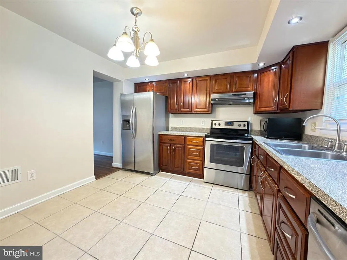 Gorgeous 3 bd 2/2bth Townhome for Rent in Queen Anne Village — Photo 3