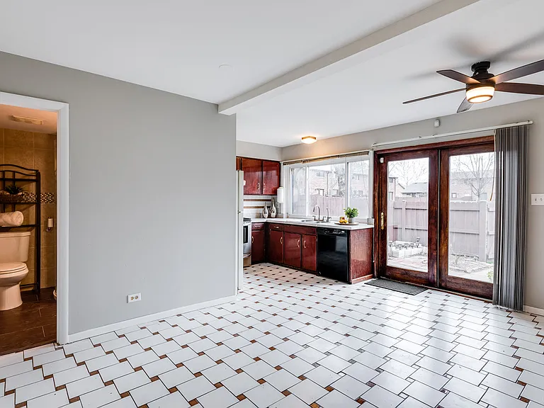 18W269 Kirkland Ln — Photo 4
