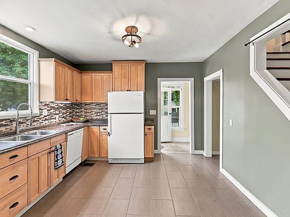 3rd image of 703 W Spofford Ave