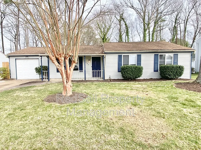 725 Chatsworth Dr — Photo 2