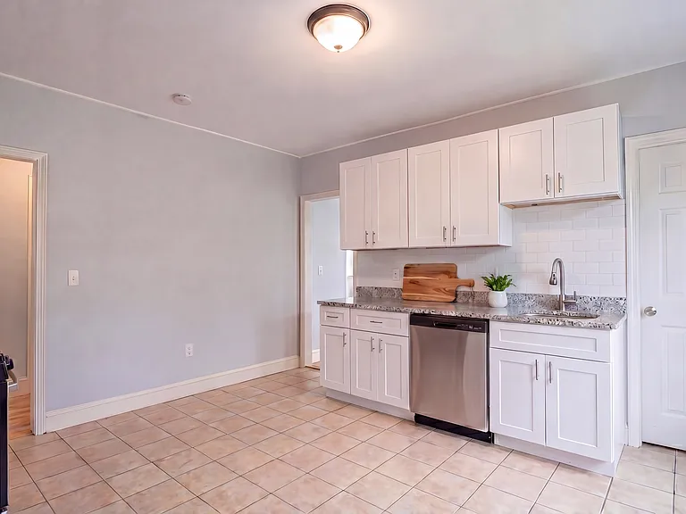33 1/2 Barclay St #3 — Photo 1