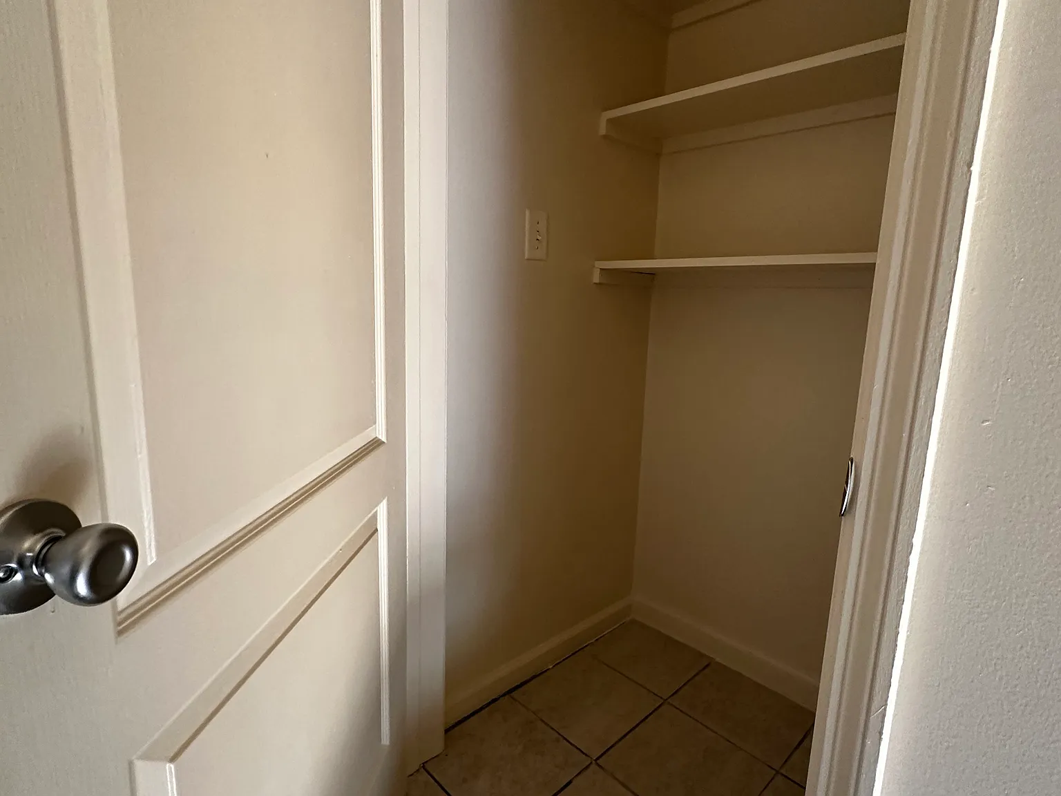 3 bed, 1000 sqft, $3,700 — Photo 3