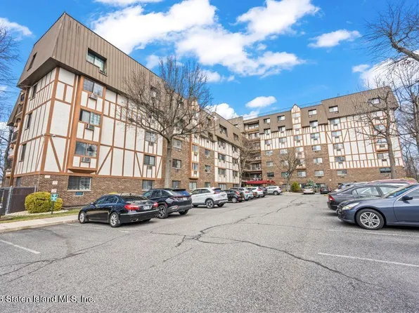 2 Elmwood Park Dr APT 209, Staten Island, NY 10314