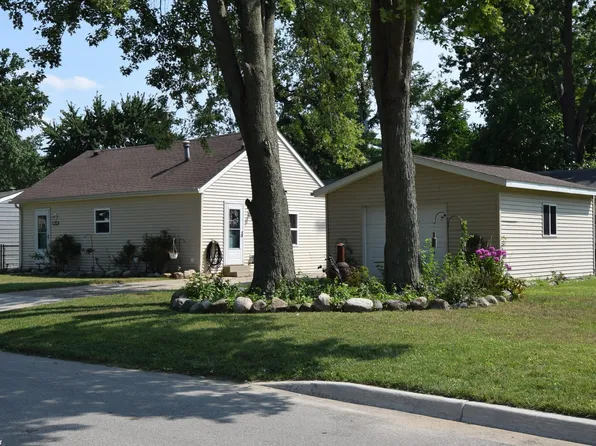 953 Robbins Dr, Algonac, MI 48001