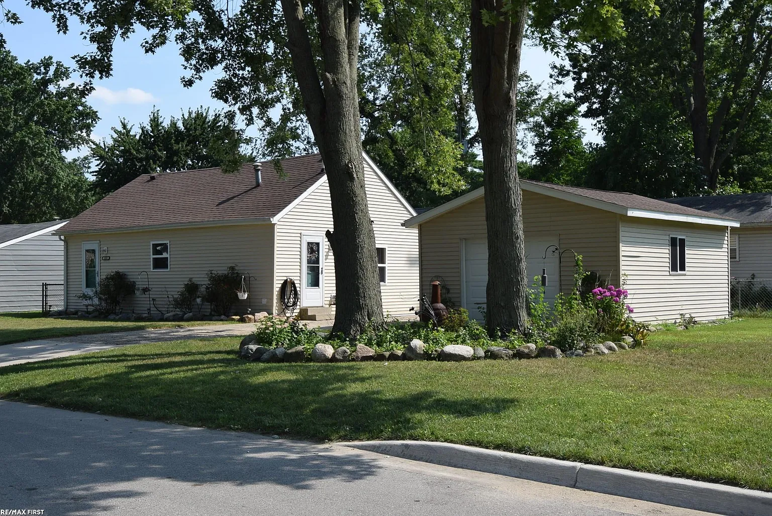 953 Robbins Dr photo 1