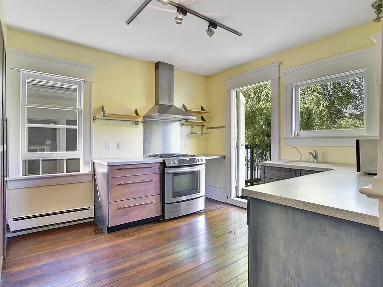 1517 Comox St #2 — Photo 6