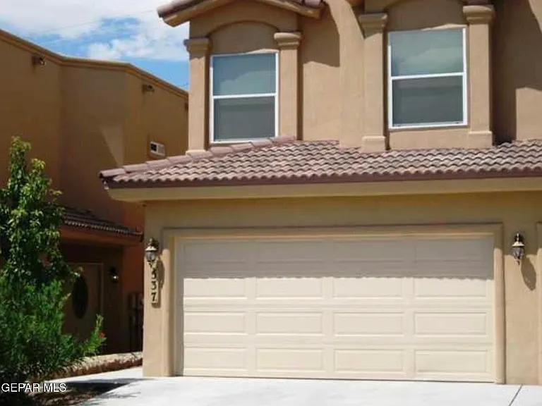 545 Green Village Ct #B — Photo 2