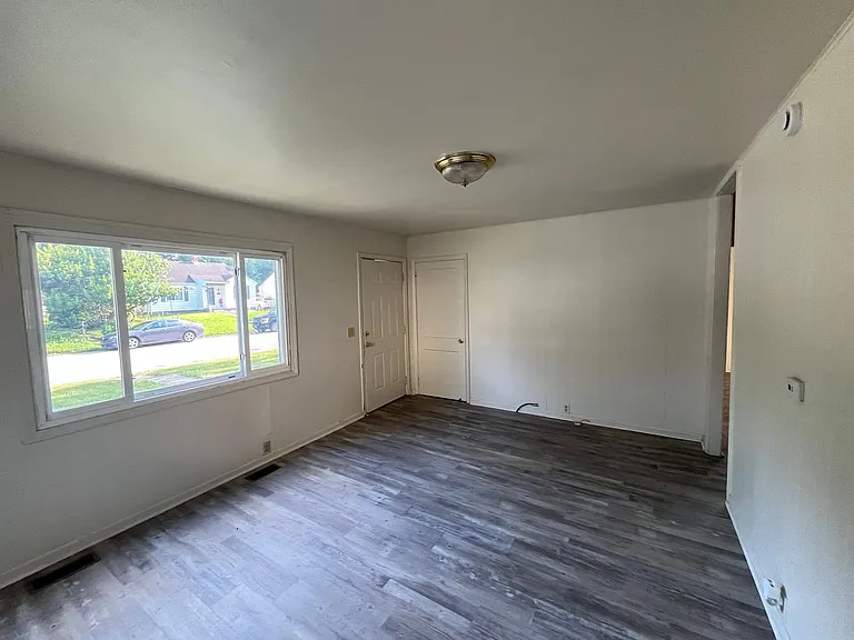 1422 Potomac Ave — Photo 4