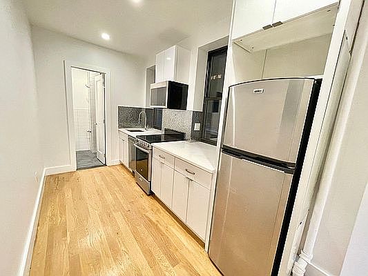 5th image of 222 E 27th St APT 5