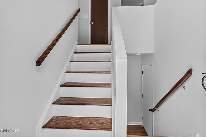 4th image of 7 Silverberry Place