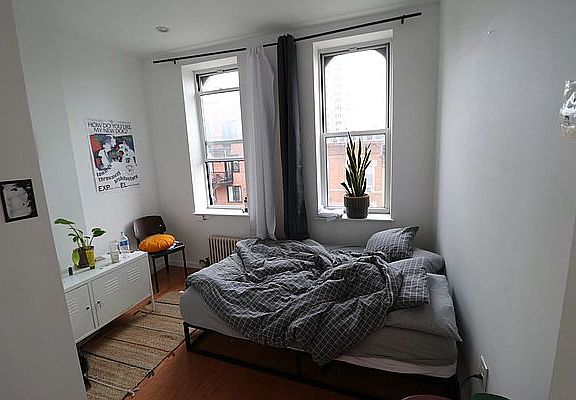 4th image of 321 Menahan St APT 3R
