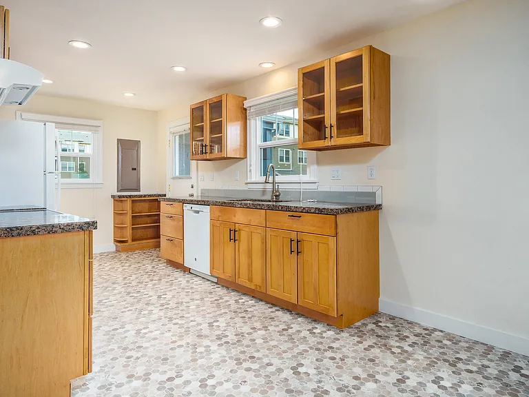 1041 SW 10th St — Photo 5