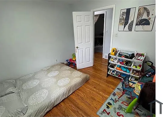 1439 Crawford Ave — Photo 4
