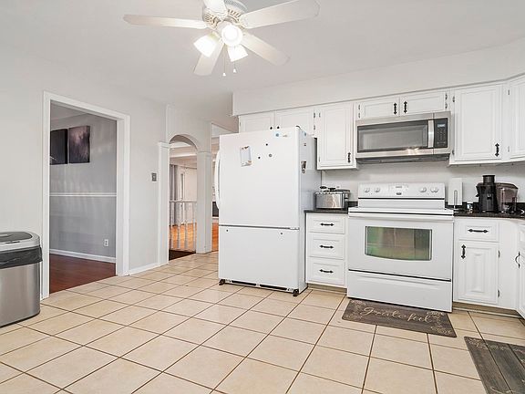 5th image of 3280 Montlake Dr