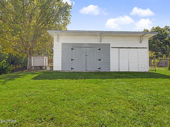 5th image of 536 Corum Rd