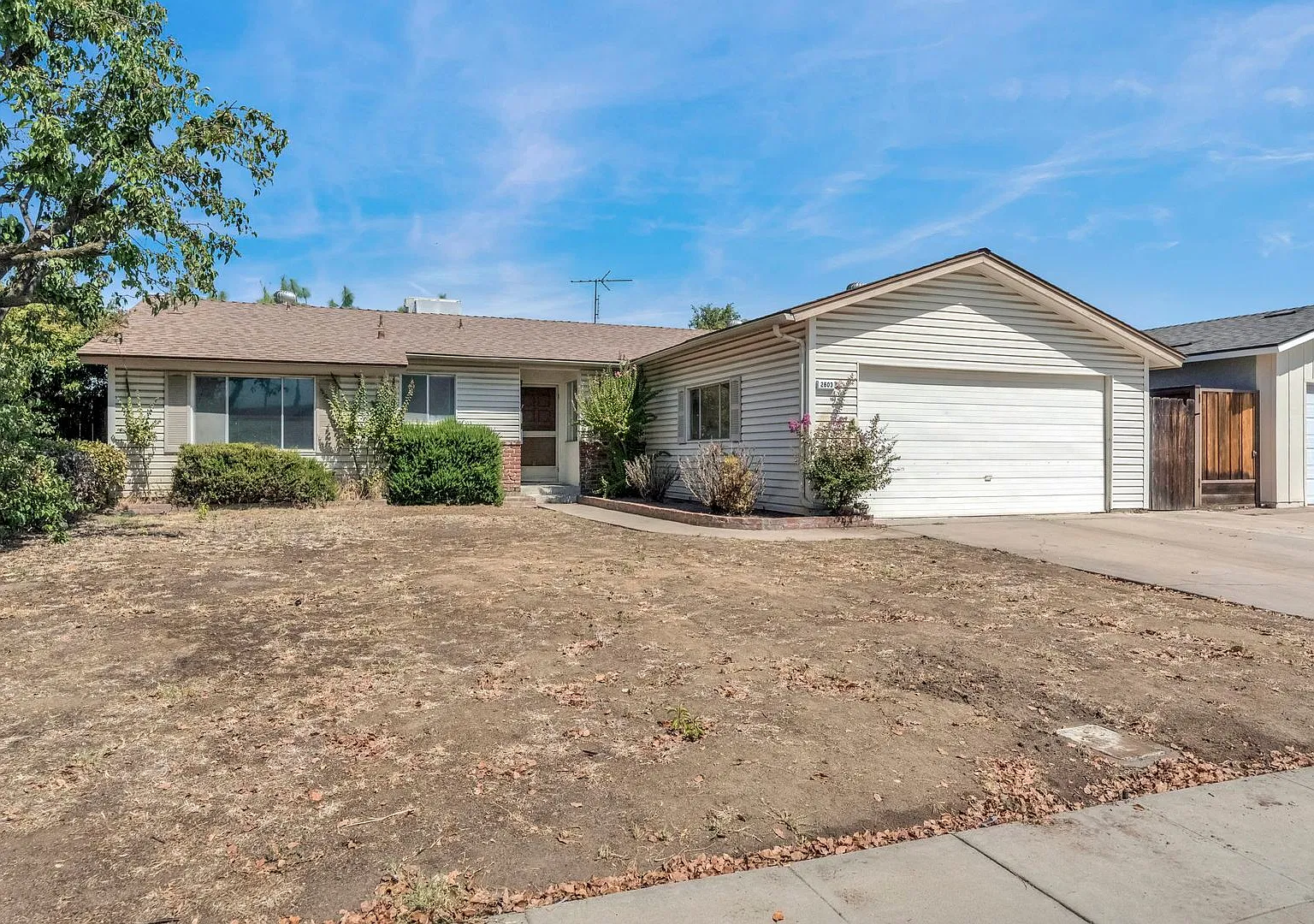 Clovis Home-Convenient location to shopping & entertainment — Photo 2