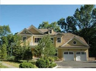 16 Lakeview Dr, Riverside, CT 06878
