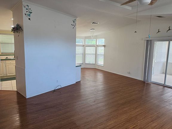 5th image of 10 Winthrop Ln