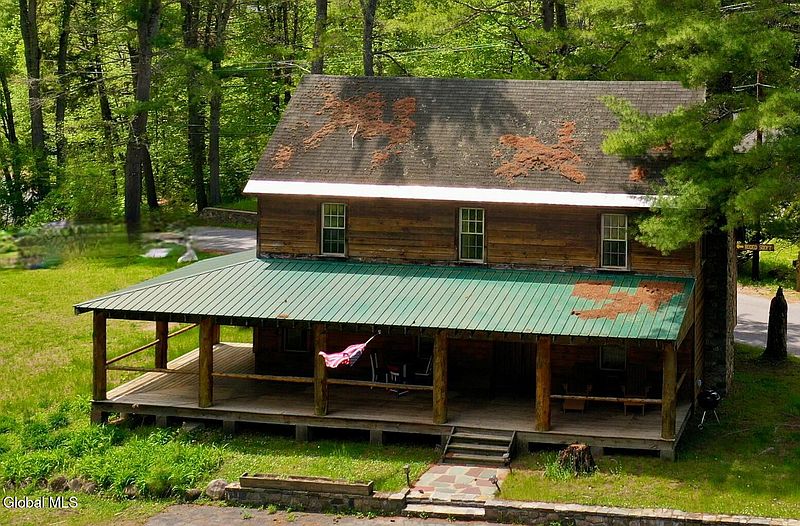 3rd image of 746 Howe Road