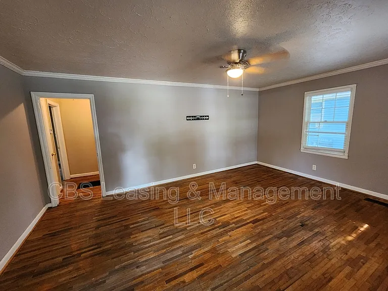 427 Bernard Dr — Photo 3