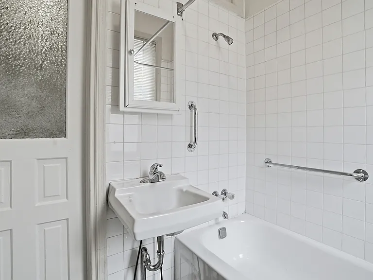 2441 Brown St #2R — Photo 17