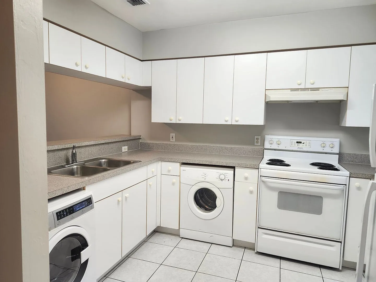 2 Bedroom 2 Bath Apartment on The Water with Community Pool — Photo 3