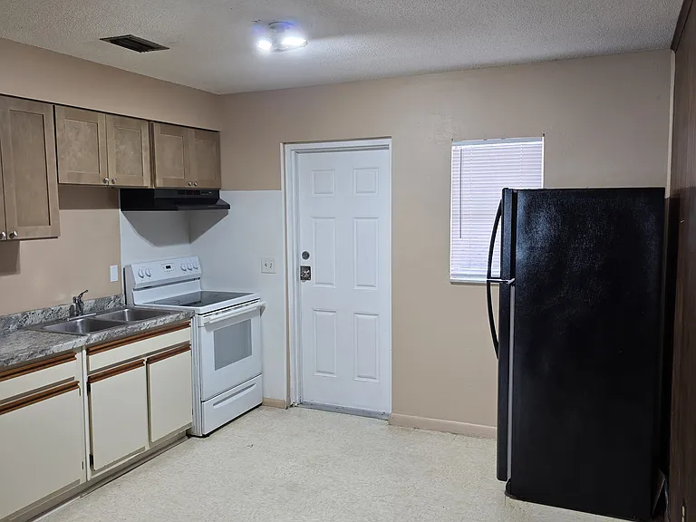 1047 Jewel Ave — Photo 3