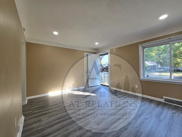 15663 Carlisle St — Photo 8