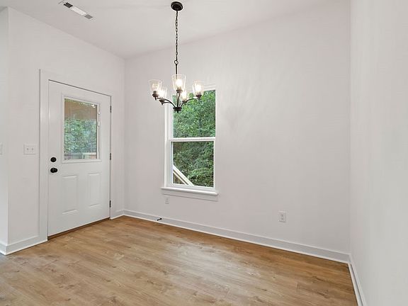 5th image of 10 Tweedsmuir Ln