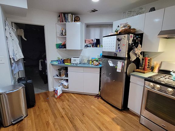 5th image of 3025 N Southport Ave