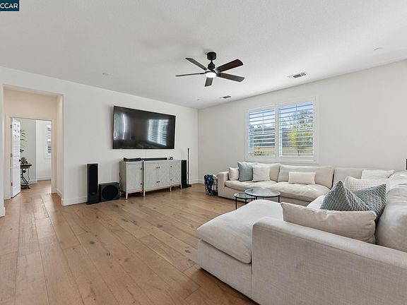 5th image of 1226 Sierra Trail Rd