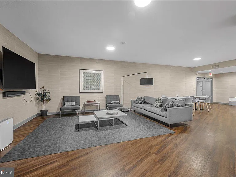 400 Massachusetts Ave NW #820 — Photo 38