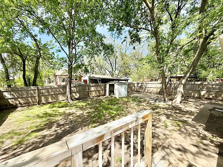 1201 E Lamar St — Photo 43