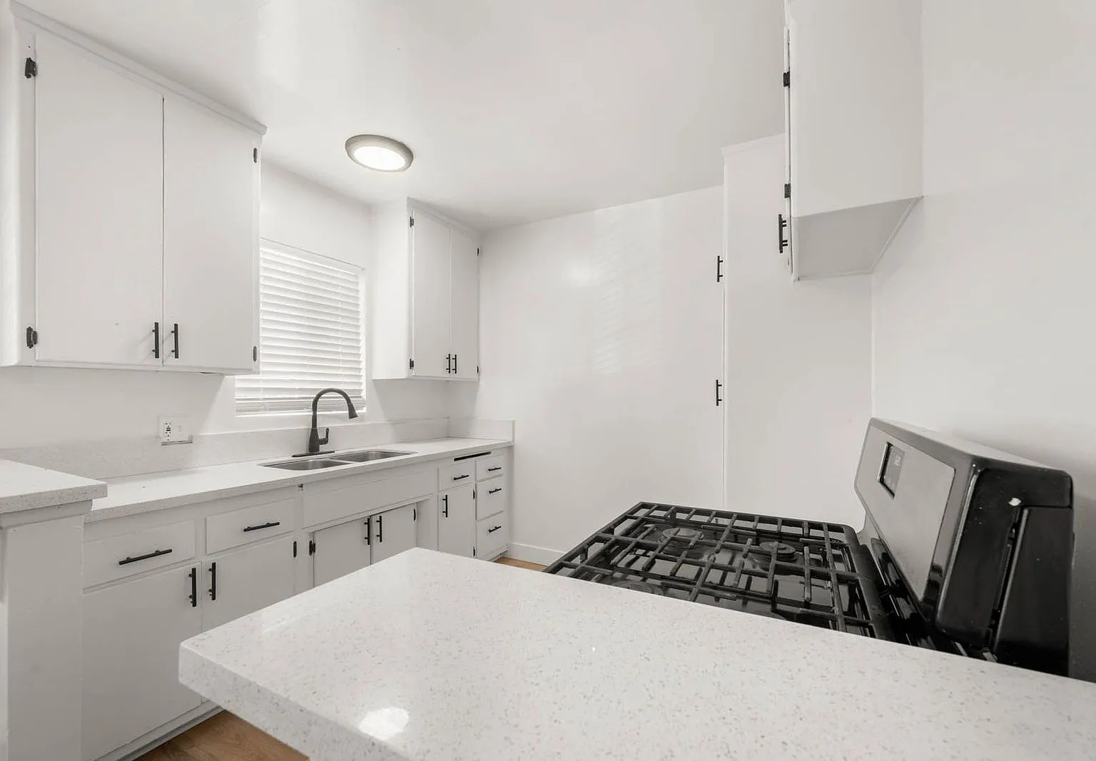 2 bed, 1.0 bath, 775 sqft, $1,933 — Photo 3