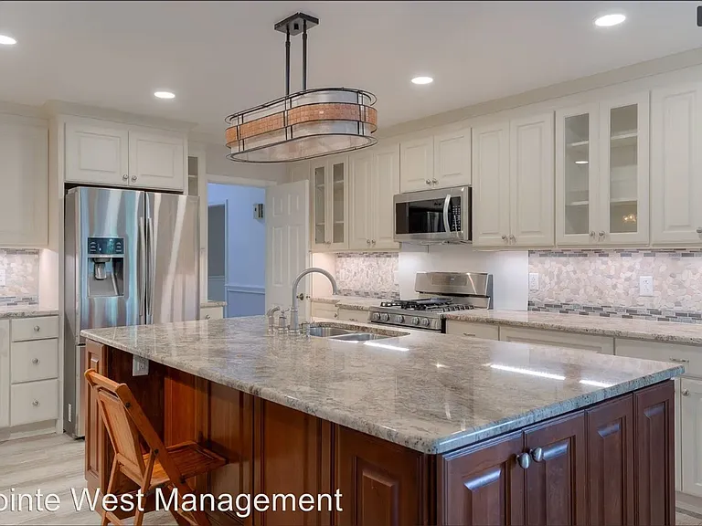 1602 Greenwood Dr — Photo 2