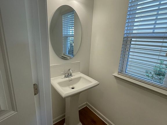 4th image of 37 Starshine Cir