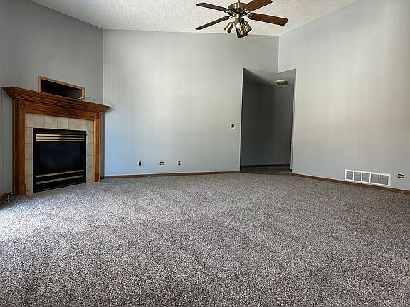 2nd image of 355 Woodridge Cir Unit A