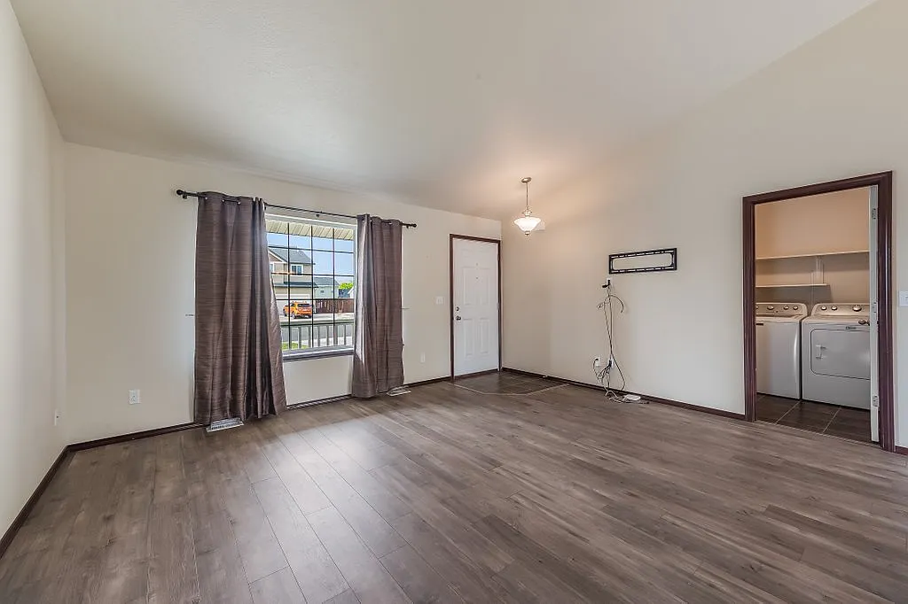 Building Photo - 2926 E Thrush Dr