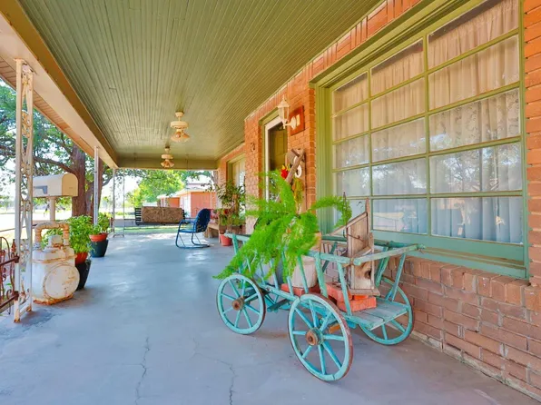 955 W Garza St, Slaton, TX 79364