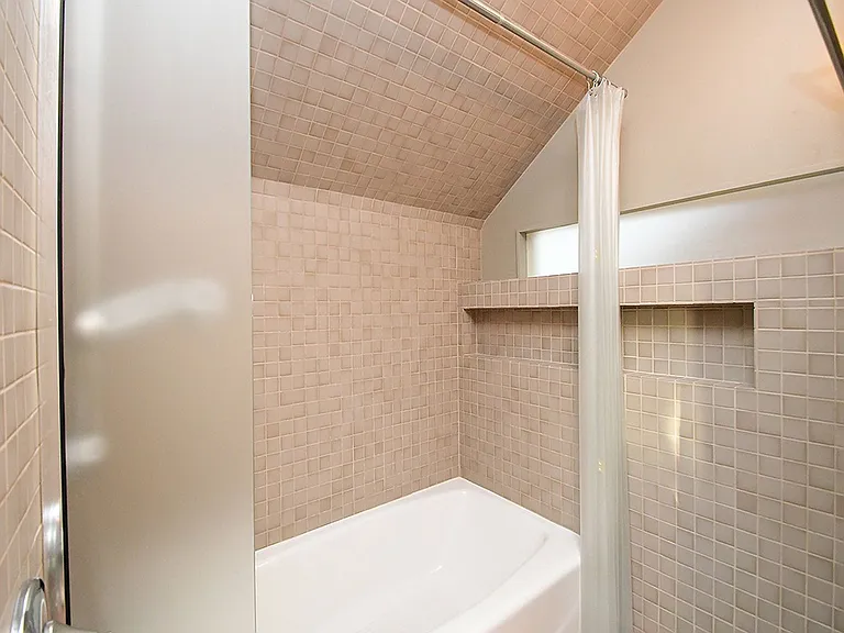 1018 S 36th St — Photo 22