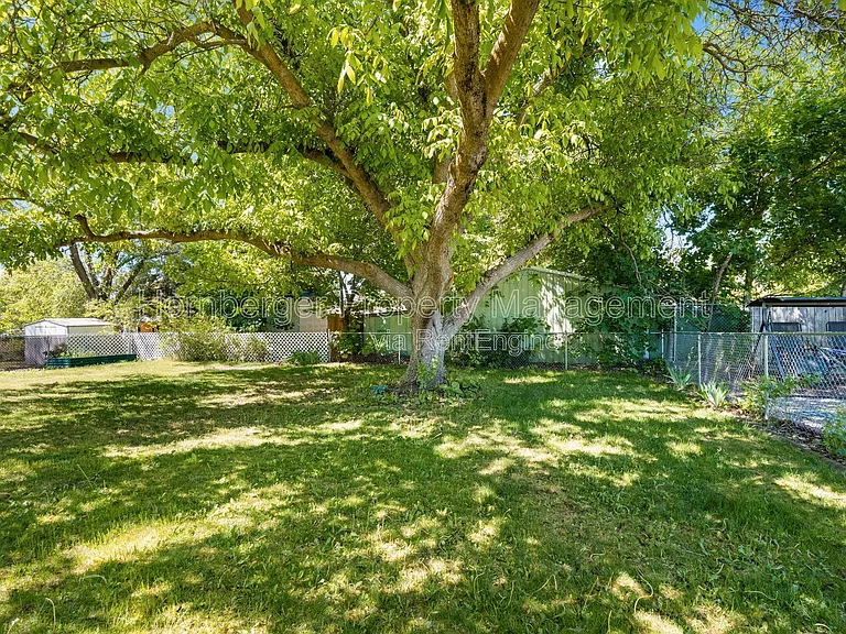 1703 N Walnut Rd — Photo 28